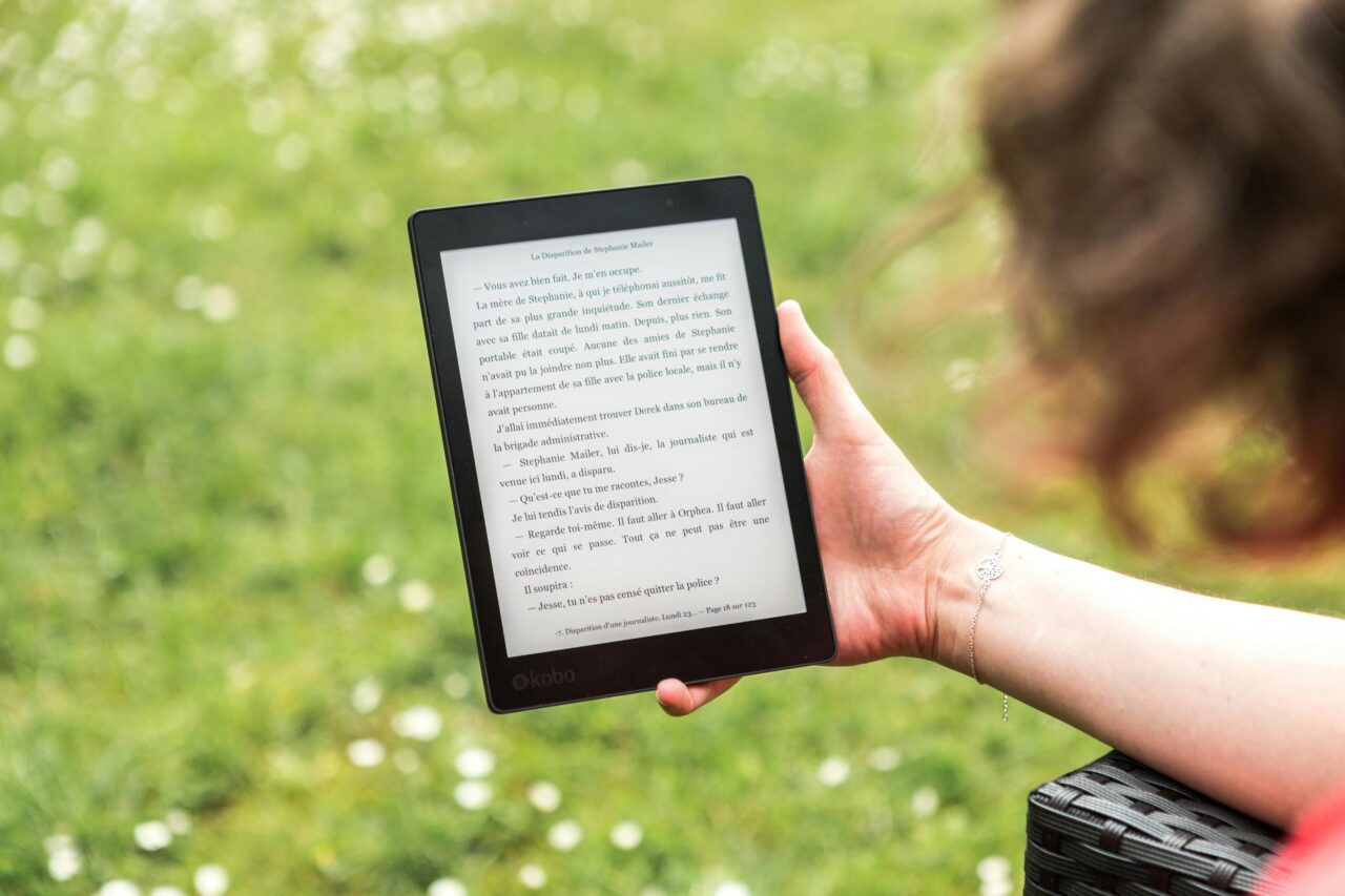 How are E-Reader Displays Different from LCD or OLED Displays?